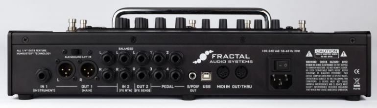 Fractal AX8 - kompaktní podlažní multiefekt pevné konstrukce