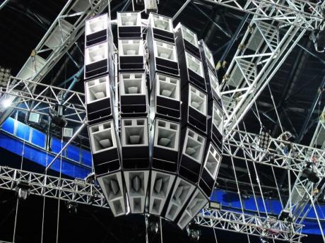 Obr  1. : Banány a hrozny, ale nikde žádná line-array